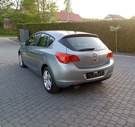 Opel Astra cena 22999 przebieg: 188000, rok produkcji 2011 z Nekla małe 154